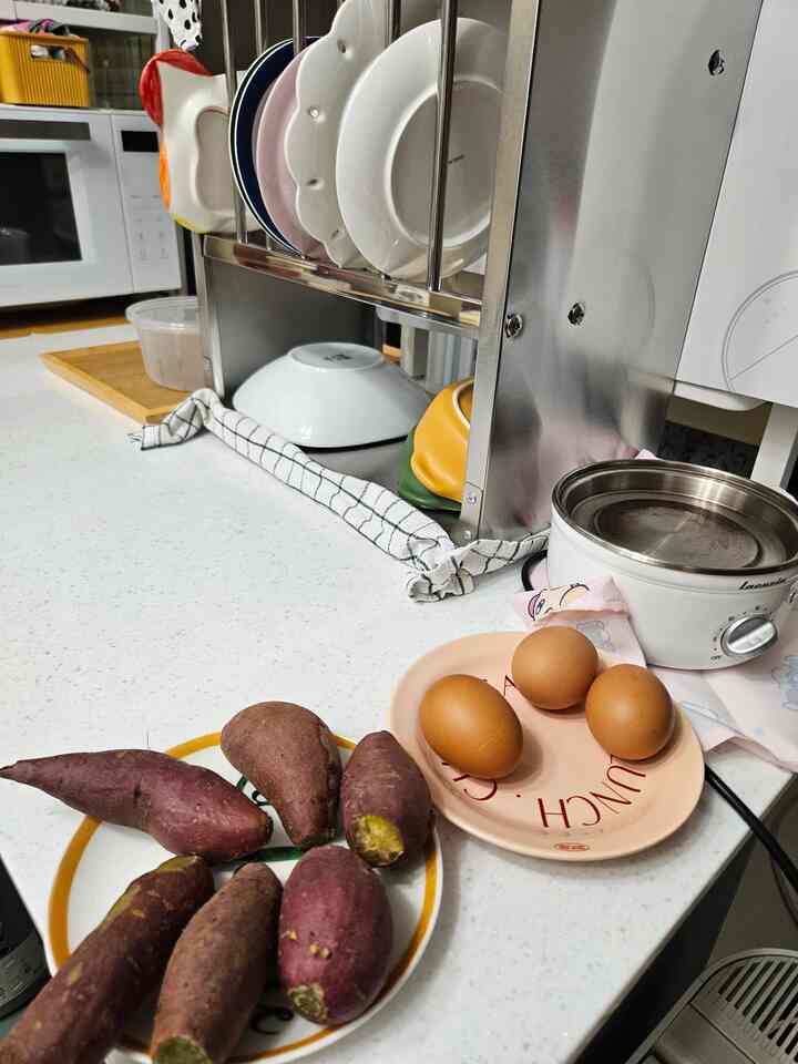#현명한소비 #콘수프기록집

退勤 
明日の朝の夕方の準備
🍠サツマイモ🥚卵煮るㅎㅎㅎ

サツマイモの卵は 
クパンで割引を受けて購入〜


#おはよう 
＃お会いしましょう
#サリムテム
#サリムサル
＃今日のワンシーン
#今日のカット

