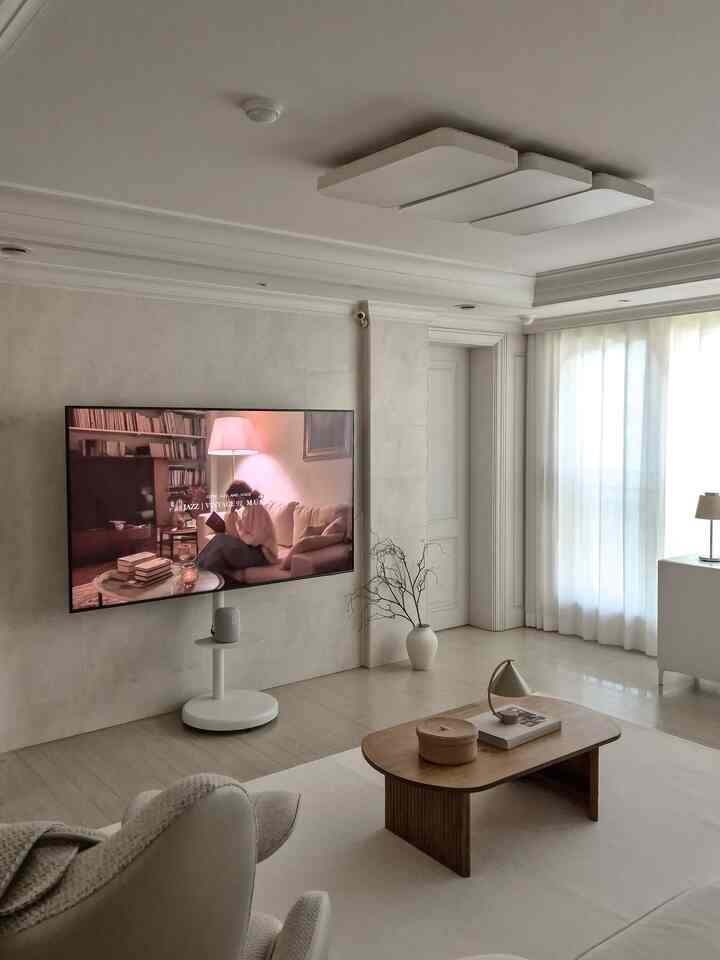 我が家のリビングルームの完成はやはりエッジウォールムービングスタンド✨
75インチの大型テレビで壁掛けをしなければいけません。
打孔なしでもこんなにきれいに設置されると思います！ 😍
ホワイトインテリアにこだわったミニマルなデザインのおかげで
リビングルームがはるかに広く見え、ギャラリーのようです。

テレビの下のミニ棚にはスピーカーを置いておくのにぴったりですね！ 🎶
何よりも車輪があってリビングから寝室へ、好きなところどこでも
スイープ押して移動できるというのが最高のメリット！

日中はリビングルームの窓辺で日差しを見て
夜は寝室に持って行き、蜂蜜を見ています。 😴
​壁を開けて悩む方々！
リビングルームの構造を頻繁に変更したい人へ
本当に強力おすすめです！  #이동식티비거치대 #티비거치대 #tv거치대 #오늘의우리집 #거실인테리어 #거실꾸미기 #거실스타일링 #유럽인테리어 #북유럽인테리어  #콘수프기록 #화이트인테리어