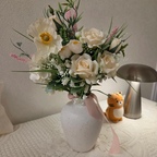 #집순이방꾸템

무더운 여름 집밖은 위험해요❤️
집에서 여름 취미생활중이에요.
#꽃꽂이 가 취미여서 집 곳곳마다 제가 직접 꽃꽂이한 꽃들을 화병에 장식해봤어요.

 1. 수제 #부케 와 #부토니아 를 이번에 새로 구매한 화병에 두니 화사해졌어요.🤍
2. diy #삼베화병 에 주황이 포인트인 꽃을 꽂아주니 이쁘네요.🧡
3. #현관인테리어 로 핑크 꽃다발을 담아봤어요.
현관 오갈 때 화사한 분위기로 시선을 끌꺼같아요🩷