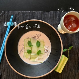더위 대신 먹어요🌱
이번 여름은 불 앞에 오래 서 있는 것도 힘들어서 간단하지만 든든한 한 그릇 만들어봤어요 ( ˘͈ ᵕ ˘͈ )♡
🩵재료
- 메밀두유면
- 두부 반 모
- 아몬드브리즈
- 땅콩버터 1큰술
- 꿀 1큰술(취향껏)
🩵만드는 방법
두부, 아몬드브리즈, 땅콩버터, 꿀을 한 번에 넣고 곱게 갈아 콩국물 만들어요. 메밀두유면 위에 부어주고 오이채랑 민트잎만 살짝 올려주면 끝이요 ♪(´▽｀)
🩵먹어본 후기
요즘 아기 보면서 끼니 챙기기 쉽지 않은데 이렇게 만들어두니까 금방 한 끼 해결되더라고요. 시원하고 고소해서 더운 날 입맛 없을 때 딱이요. 일반 콩국수보다 훨씬 간단한데도 든든한 느낌이라 냉장고에 있는 재료로 자주 만들어 먹게 될 것 같아요. 땅콩버터가 들어가니까 고소함이 더 진해지고, 꿀은 취향대로 넣으면 은은한 단맛이 나서 부담 없이 먹기 좋더라고요 (๑˃ᴗ˂)ﻭ 여름엔 복잡한 요리보다 이렇게 간단한 한 그릇이 최고인 것 같아요. 더위 대신 시원한 한 그릇으로 기분 전환 완료요 ♡
#한여름디저트 #콘수프기록집 #오늘의우리집 #예쁜템최고야 #현명한소비 #셀프콩국수 #콩국수레시피 #메밀두유면 #두부요리 #여름한끼  #간단레시피 #브런치메뉴  #아기엄마일상 #집요리 #건강한한끼 #여름메뉴 