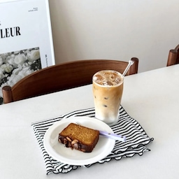 여름엔 시원한 아이스라떼 한 잔과
직접 구운 파운드케이크면 충분해요 ☕️🍰
카페에 가지 않아도
좋아하는 디저트를 직접 만들고
예쁜 그릇에 담아 즐기는 시간
무더운 날에도
집에서 보내는 달콤한 여름이
가장 행복합니다 🤍
#한여름디저트 #여름간식 0806
#홈카페 #홈베이킹 #홈바리스타
#디저트 #파운드케이크 #아이스라떼
#하슈타 #키친크로스 #가전덮개
#디저트접시 #유리잔 #머들러
#신혼집주방 #주방인테리어
#맞팔 #맞팔환영 #맞팔해요