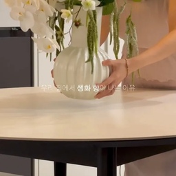요즘 저희 집에서는 꽃향기가 나요🌼
디퓨저를 헤트라스 플라워파크로 바꿨거든요!
프리지아와 쟈스민이 어우러진
생화 꽃다발 같은 향이라
집에 들어올 때마다 기분까지 좋아요😌
500ml 대용량이라 오래 쓸 수 있는데
7천원대라 부담없이 사용하기에도 딱!
여러분은 어떤 향 좋아하세요? 🤍
#콘수프기록집 #현명한소비 #헤트라스 #hetras #헤트라스디퓨저 #디퓨저추천 #향기템 #현관인테리어 #주방인테리어 #거실인테리어 #30평대인테리어 #거실꾸미기 #거실스타일링 #홈스타일링 #현관의모든것 #집냄새 #집들이선물추천 #집들이선물사전 #집들이선물 #오늘의가든 #맞팔 #대용량디퓨저 #향기템추천 #향기추천 #예쁜살림템 #모던인테리어 #가성비추천템 