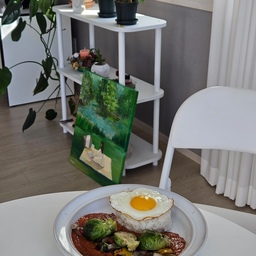 #집순이방꾸템 #쮸스토랑
집순이 쮸스토랑은 멋진 식집사가 되고 싶은 꿈이 있다
그래서 미니멀을 꿈꾸면서도
식물로 방을 꾸미는 것을 멈출 수 없는데..
현식은 식킬러지만🤣 그럼에도 불구하고
난이도 낮은 몇 개의 식물을 잘 키워서 
홈쿡 사진의 배경 사진 구도로도 사용 중 ㅋㅋ
* 키워본 것 중 난이도 쏘 이지 식물
1위: 몬스테라- 이거 죽였단 사람 못 봄 ㅋㅋ
2위: 스킨답서스- 잎이 노래지든 시들거리든 일단 살아는 남음
3위: 홍콩야자- 몬스테라 이후로 이렇게 오래 버티는 친구는 처음이야!!
#홈쿡 #홈스토랑 #온더테이블 #테이블세팅 #플레이팅 #플레이팅필살템 #플레이팅꿀팁 #햇살존 #접시 #접시추천 #홈메이드 #집밥 #자취요리 #자취생밥상 #먹스타그램 #오브제 #소품 #소품추천 #오브제추천 #맞팔 #식집사 #식물키우기 #화분 #홍콩야자 #몬스테라 #스킨답서스
