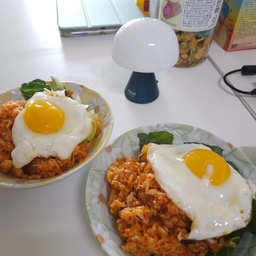 아침 기상시간이 어쩌다보니 11시라 아침인지 점심인지 모를 식사를 하네요. 오늘은 오랜만에 김치볶음밥! 나름 예쁘게 담아서 먹었어요.
#오늘의우리집 #콘수프기록집 #먹기록 #김치볶음밥 #취미 #취향 #맞팔 #소통 