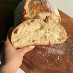 사워도우🍞🤎
오랜만에 발효종에 밥도 주고! 사워도우도 구워보았어요-!
확실히 한여름이라서 그런지 발효종도 쑥쑥 잘크고요!
오히려 과발효를 조심해야할 계절인 것 같습니다🫣✨️(너무 더...더워요...🫠)
아직 부족한 점이 많지만 가정용 오븐으로 이 정도면 믓지지 않나요...?!!🤓💛
오랜만에 토끼모양도 제대로 나와줘서 기분 좋았어요!🐰
❔️사워도우로 어떤 것을 만들어보면 좋을까요❔️
맛있는 샌드위치조합, 활용법 등 등 마구마구 추천부탁드려요💬💗
#베이킹 #홈베이킹 #homebaking #baking #사워도우 #맞팔 #맞팔해요 #소통 #소통해요