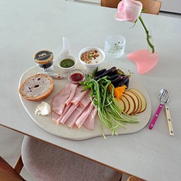 한식 그릇 좋아하는 내가 
끝까지 남긴 양식 그릇들🍽
10년 주부생활을 하면서 그릇도 참 많이 들이고
또 많이 정리하는 중이에요
사실 저는 지금도 한식 도자기 그릇을 가장 좋아하고
실제로도 가장 많이 쓰는 편이에요
그런데 그럼에도 오래도록 그릇장 한편을 지키고 있는 
양식 그릇들이 있더라고요
제 기준은 단순히 그릇 자체가 예쁜가?는 아니에요.
요리를 자주 하고 음식 사진도 많이 찍다 보니 
결국 남는 건 음식을 담았을 때 더 예쁘고
요리를 한층 돋보이게 해주는 그릇이었어요.
1. 이딸라 
2. 빌레로이앤보흐 
3. 덴비
4. 큐티폴고아
5. 사브르 
6. 예하담 
저는 식기세척기도 계속 사용하는데
제가 사용한 제품들은 지금까지 눈에 띄는 변형 없이 
잘 쓰고 있어서 실용적인 면에서도 만족하고 있어요
🍴✨️
결국 제 그릇장에 남는 기준은 비슷한 것 같아요.
그릇만 봤을 때 예쁜 것보다 음식을 담았을 때
요리를 더 맛있게, 더 돋보이게 해주는 것.
여러분은 어떤 그릇에 가장 자주 손이 가시나요? :)
#오늘의집FTC27기 #예쁜템최고야 #예쁜살림템 #예쁜그릇 #콘수프기록집 
