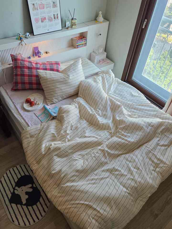 最近、私は完全に執拗なモードです、外に出たのはいつですか😂
もうそろそろ疲れ始めてㅎㅎ
来週から私を見てみましょう😊

最近暑くて布団を暑くする
ふわふわとふわふわの布団の中がふと恋しいですね

@maatila.official 
前に購入してみて、製品も何度も受けました。
毎回素材とデザインが満足していたブランドです。

今回の「ビリーホテル」の羽毛布団は（カラー：ブランチクラブ）
焼きたてのスコーン+ディルバータームード
広がる瞬間、空間の雰囲気が変わりました。
色感があってこそ雰囲気が出ると思いました。  
 #마틸라 #maatila #차렵이불 #이불추천  #먼지없는이불 #세미화이바이불 #스트라이프침구 #침실인테리어 #침실꾸미기 #화이트침대 