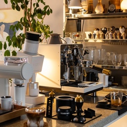 고소한 라떼 한 잔~✨️☕️
#콘수프기록집 #콘수프기록 #오늘장면한컷 #내돈내산 #홈카페 #홈카페인테리어 #홈카페꾸미기 #커피코너 #커피머신 #에스프레소머신 #예쁜컵 #커피선반 #무선조명 #예쁜조명 #반자동머신 #홈바리스타 