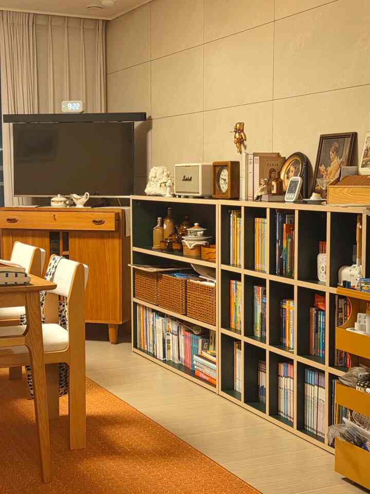 #오늘의우리집 

キッチン仕上げの前にテーブルの上に座って見えるリビングルームビュー

#リビングインテリア 
#コージハウス 
#ウォームトンインテリア 
#コンスープ 