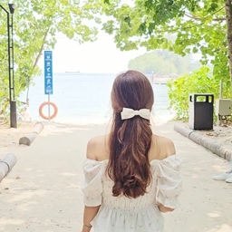 #현명한소비 1 #콘수프기록집
여름방학, 싱가포르 여행.jpg
틈틈이 예쁘게 사진도 찍어주고
섬네일까지 같이 골라준 중딩공쥬님,
여행 내내 무거운 짐을 들어준 고딩왕자님,
더운 날에도 웃는 얼굴로 자상하게
늘 앞장서 가족을 챙겨준 남편님...
덕분에 여행 내내 든든하고 행복했어요.
가끔은 이렇게 가족들과 함께
오래 기억할 추억을 만드는 것도
참 현명한 소비가 아닐까 싶어요🤍
결국 오래 남는 건 물건보다
이런 순간들이니까요.
여름방학 여행, 잘 다녀왔습니다.
충전도 든든히 했으니
다시 일상으로 돌아가 열심히 달려볼게요🌷
#달콤다린 #싱가포르여행 #싱가포르가족여행 #가족여행 #여름방학여행 #해외여행 #여행사진 #여행기록 #여행추억 #여름방학일기 #방학일기