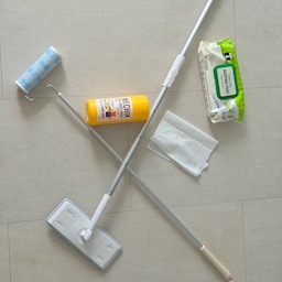 🧹 청소템 미션 | 결국 손이 자주 가는 세 가지
청소용품은 이것저것 써봐도 결국 꺼내기 쉽고 간단하게 쓸 수 있는 것에 손이 자주 가더라고요. 요즘 집에서 잘 쓰고 있는 청소템 세 가지를 소개해 봅니다.
첫 번째는 스카트 막대걸레 베이직 표준형.
길이 조절이 되고 헤드가 360도로 돌아가서 평소 바닥 청소할 때 부담 없이 쓰기 좋아요. 청소기를 꺼내기 애매할 때나 눈에 띄는 먼지만 슥 닦고 싶을 때 특히 자주 사용하고 있습니다.
두 번째는 고로고로 마루용 롱 테이프클리너.
일명 돌돌이! 바닥에 떨어진 머리카락이나 자잘한 먼지를 발견했을 때 바로 밀어주기 좋아요. 긴 손잡이라 허리를 숙이지 않아도 되고, 일반 돌돌이처럼 간편한데 바닥용으로 사용할 수 있다는 점이 마음에 들어요.
마지막은 위칙 위글위글 올클린 세정 티슈.
식탁이나 주방 주변처럼 그때그때 닦아야 하는 곳에 하나씩 뽑아서 사용하고 있어요. 무엇보다 노란 패키지가 귀여워서 청소용품인데도 굳이 숨겨두지 않아도 되는 점도 마음에 듭니다.
거창한 청소도구보다는 보이면 바로 꺼내서 쓸 수 있는 것들이 결국 집을 깔끔하게 유지하는 데 가장 도움이 되는 것 같아요.
매일의 청소를 조금 덜 귀찮게 만들어주는 저희 집 실사용 청소템 세 가지입니다.
#오늘의집 #오늘의집FTC26기 #FTC26기 #청소템 #청소용품 #살림템 #살림용품 #막대걸레 #스카트막대걸레 #고로고로 #테이프클리너 #위글위글 #세정티슈 #집청소 #살림기록