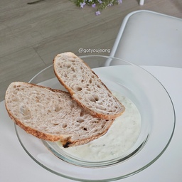 #예쁜살림템 #쮸스토랑
예쁜 접시 공유하기🤍
유리접시는 살짝 깊이가 있어 음식 담기 좋다
여름에 샐러드 담을 때 자주 씀!!
이 날의 메뉴는 차지키소스와 빵!
다음장의 자주 쓰는 메이플 시라쿠스 오벌접시는
이피 콜라보 라인으로 만들어져
음식을 담는 안쪽에 귀여운 토마토 그림이 그려져있다
지금은 음식을 담아서 보이지 않지만
또 안 보여도 그냥 그릇 자체로 예쁘니까😊
#홈쿡 #홈스토랑 #온더테이블 #테이블세팅 #플레이팅 #플레이팅필살템 #플레이팅꿀팁 #햇살존 #접시 #접시추천 #홈메이드 #집밥 #자취요리 #자취생밥상 #먹스타그램 #오브제 #소품 #소품추천 #오브제추천 #맞팔 #시라쿠스 #시라쿠스메이플 #투명접시 #투명플레이트 #유리플레이트