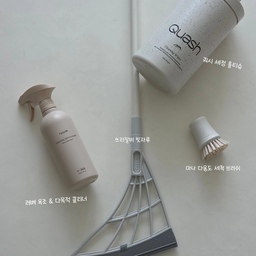 저의 청소템 소개시켜드릴게요 .ᐟ.ᐟ
1. 쓰리잘비
특수 빗자루 소재가 미세먼지, 머리카락, 반려동물 털까지 정전기 흡착하여 먼지 날림 없이 말끔하게 쓸어내요!! 
액체나 젖은 오염물도 지우개처럼 쓱 긁어 모을 수 있고, 
물세척이 가능해 위생적으로 재사용하기 좋아요!
저 머리말리고 머리카락 떨어진거 모을때 필수템이에요...✨️
2. 마나 다용도 브러쉬
돼지털과 나일론이 혼합된 브러쉬인데 냄비나 접시 닦기 좋아요!
잡았을때 그립감도 좋고 적당한 탄력의 브러쉬에요.
수전 주변, 구멍뚫린 채반, 스크래치 나면 안되는 냄비 등 적은 힘으로 꼼꼼하게 닦기 좋더라구요!
저는 주로 싱크대 청소하는데 써요 .ᐟ.ᐟ
3. 러베 욕조 & 다목적 클리너
풍부하고 쫀쫀한 세정 거품이 물때와 기름때에 잘 밀착되어 강력한 세정력이 특징인데요!
아기있는 집이라 욕실 청소할때 클리너 아무거나 못쓰겠더라고요ㅠㅠ그래서 전 이거 쓰는데 청소하고 바로 아이를 씻갸도 될만큼
화학 냄새가 1도 안나고 러베제품 순하기로 유명해서
저는 변기, 세면대, 욕조 이걸로 다 화장실 청소 하고
심지어 주방에서도 써요! 완전 만능 다목적 클리너에요🤍
4. 쿼시 세정 티슈
쿼시는 저번부터 계속 추천하게 되네요🤭
세제나 물을 따로 준비할 필요 없이 도톰한 티슈 한 장으로 찌든 때와 기름때를 즉시 닦아낼 수 있어 최고죠..! 
닦은 후 끈적임이나 물자국이 적게 남고 유해균 살균 효과까지 더해져 일상적인 청결 유지에 매우 유용해요!!
#오늘의집 #ftc26기 #콘수프기록집 #청소템 #쓰리잘비 #쿼시 
#쿼시세정티슈 