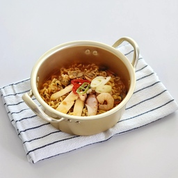 해물라면🤍
집에 해물모듬 사둔 게 있어서
해물라면 끓여봤어요🍜
라면에 해물 몇 개만 추가해도 
국물 맛이 확 달라지잖아요~ 
해물모듬은 컬리에서 구매한 제품인데 
비린맛도 없고 구성이 꽤 괜찮네용!
남은 해물은 토마토해장 파스타 해야겠어요~
#오홈스토랑 #집밥 #홈쿡 #homecook #해물라면 #다이소
