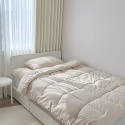 작은방 새로운 침구🤍
여름에도 에어컨 빵빵하게 틀구 
폭신한 이불에 들어가있는걸 좋아하는데
이 포근 이불 토퍼 세트가 딱이에요🫶🏻
폭신폭신 구름같아서 누워있을때마다 행복해요☁️
#제품제공 #포근한침실 #침구세트 #침구추천 #토퍼추천 #이불세트 #콘수프기록집 #예쁜템최고야 #침실꾸미기 #작은방인테리어 #작은방꾸미기 #싱글침대 #신혼집인테리어