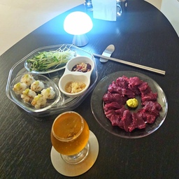 뭉티기에 오랜만에 혼술🍺
진짜 눈 뒤집히는 맛🙊😍
남편이 싫어해서 다 내꺼!🙆‍♀️🤓
너무 맛있어요 진짜 ㅠㅠ
소스랑 초밥 올려놓은 거
다이소 회전 트레이인데 
저렇게 올려놓고 돌리면서 쓰니까
회전 초밥집 느낌 나고 좋아요😆ㅋㅋㅋ
(쓸데없는 짓 잘하는 편🤣)
완벽했다🤍
#콘수프기록집 #오늘의우리집
#뭉티기 #육사시미 #혼술 #홈술 
#회전트레이 #혼술메뉴 #혼술안주
 #투명접시 #여름접시 #테비네리 #유리접시
#내돈내산 #살림템 #살림꿀팁
 #집꾸미기 #렉슨미나조명 #헤즈로
#거실테이블 #블랙테이블 #거실꾸미기
