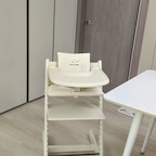 #수소네집🏠
⠀
어느덧 이유식을 시작한 아기.

저는 토핑 이유식으로 결정했는데,
아직까지는 추가할 채소가 적어서
재미있게 만들고 있어요👩‍🍳
⠀
아기가 웃으며 오물오물
첫 이유식을 받아 먹는 모습은
괜히 눈물이 핑 돌더라구요?!

그치만 처음에만 그렇지..😂
데우고, 먹이고, 씻기고, 치우고..
하루하루가 정신없네요?
눈물이 날 틈이 없어요..!!!

아직 한끼 먹이고 있는데,
두끼, 세끼, 유아식까지...
아주 두렵습니다🥹🥹🥹
⠀


#예쁜템최고야 #이유식 #이유식준비물 #이유식식기 #트립트랩 #트립트랩쿠션 #아기가사는집 #아기가있는집 #좋아요 
