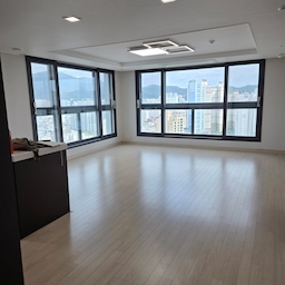 다음달 이사갈 집 들러서 치수 재고왔어요!
사연많은 집이라 마음이 더 가는 것 같아요
창문이 양쪽에 있는 특이한 구조라
커튼 고민이 정말 많아졌어요🥲
로만쉐이드를 할지 커튼을 할지
매일매일 고민되는 요즘입니다...!
#콘수프기록집 #이사 #이사준비
#33평아파트 #30평대아파트 #아이랑사는집 #시공없이집꾸미기 #국평아파트 #거실인테리어 #주방인테리어 #오늘의우리집 #로만쉐이드 #린넨커튼 #형상기억커튼