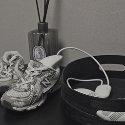 매일 세탁하기 어려운 신발, 이렇게 관리해요👟
발에 땀이 많은 남편은
매일 신는 운동화가 축축하고
자주 세탁하는 아이들 신발은
세탁 후 건조까지 또 시간이 오래 걸리더라고요.
그래서 요즘 우리 집 신발은
퓨어팟 퓨어폭스로 간편하게 관리하고 있어요
건조 본질에 집중한 열건조 시스템에
향균 탈취까지 더해져
매일 신는 신발을 관리하기 좋았답니다.
아이들 신발부터 어른 신발, 운동화까지
다양한 신발에 활용할 수 있고
컴팩트한 사이즈라 여행 갈 때도 챙기기 좋아요.
매일 신는 신발일수록 자주 세탁하기보다는
필요할 때 간편하게 건조하고 관리하는 것,
이것도 꽤 현명한 소비라는 생각이 들어요
#현명한소비 #콘수프기록집 #오늘의집 #퓨어팟 #퓨어폭스 #신발건조기 #신발관리기 #휴대용신발건조기 #신발관리 #생활템 #살림템 #육아템 #여름생활템
.
