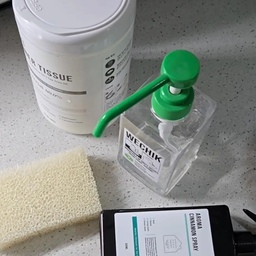 주방은 한 번에 깨끗하게, 청소는 자주 가볍게.
이번 주 #청소일등공신 미션은
제가 주방을 청소할 때 실제로 사용하는 아이템들로 담아봤어요.
위칙 주방세제로 기본 세척을 하고, 찌든때는 멀티폼으로!
다이소 구멍슝슝 수세미로 닦고,
프레이포잇 멀티티슈와 아로마 살균소독 스프레이로
가스레인지와 주방 벽면까지 한 번 더 정리해줍니다.
기름때가 생기기 쉬운 곳은 미루지 않고 바로 닦아내는 것.
저만의 가장 현실적인 주방 청소 팁이에요.
그리고 마지막은
전기포트에 물을 끓여 싱크볼에 부어주면 끝.
매일 쓰는 주방인 만큼
거창한 청소보다 그때그때 깨끗하게 관리하는 것.
오늘도 주방 청소 완료. 🧹
#청소일등공신 #청소추천템 #주방청소 #주방청소템 #살림추천템 #주방관리 #주방청소꿀팁 #싱크대청소 #가스레인지청소 #주방벽면청소 #주방세제 #다이소추천템 #수세미추천 #멀티티슈 #살균소독스프레이  #ftc26 #FTC26기 

