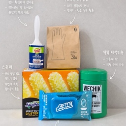 🧹 우리 집 청소템 1탄: 리빙존
직접 써보고 만족했던 제품들만 모아봤어요🤍
🖤 스위퍼 먼지털이개
청소용품 중 최애템이에요🫶🏻
먼지가 털이개에 잘 달라붙어 날림이 적고, 
물티슈로 닦을 때처럼 먼지가 뭉치지 않아 좋아요👍🏻
생각날 때마다 들고 다니면서
집안 곳곳 슥슥 쓸어주고 있어요💨
🖤 스카트 유리·거울 세정티슈
거울이나 유리 얼룩 닦을 때 잘 쓰고 있어요🪞
물티슈로 닦을때 처럼 물자국이 남지 않고,
손자국이 많이 생기는 LG냉장고 노크온 유리도
기스 걱정 없이 깔끔하게 닦여서 자주 사용해요😊
🖤 위칙 세정티슈
가스레인지나 전자레인지 기름때 닦을 때 유용해요🍳
시트가 도톰해서 한 장으로도 충분하고,
한 번 본품을 사두면 리필만 채워
오래 쓸 수 있어 실용적이에요😌♻️
🖤 무인양품 천연 고무장갑
좌우 구분 없이 사용할 수 있어서 편해요🤍
한쪽만 닳아도 필요한 쪽만 바꿔 쓸 수 있어
낭비 없이 알뜰하게 사용할 수 있어요😉
설거지부터 청소까지 두루두루 활용 중이에요🫧
🖤 3M 스카치브라이트 린트롤러
바닥이나 패브릭 먼지 제거할 때 잘 써요✨
접착력이 과하게 강하지 않아 바닥에 달라붙지 않고,
부드럽게 밀리면서도 먼지는 깔끔하게 잡아줘요
절취선도 잘 되어 있어 한 장씩 뜯어 쓰기 편해요✂️
청소 시간을 확실히 줄여주는 소소한 추천템들🫧
다음엔 화장실 청소템도 소개해볼게요🤍
#ftc #ftc27기 #청소용품 #청소템 #청소용품추천 #살림템 #생활용품 #생활용품추천 #주방청소 #거실청소 #먼지털이개 #청소시트 #세정티슈 #유리세정티슈 #고무장갑 #돌돌이 #스카치브라이트 #린트롤러 #스위퍼 #스카트 #위칙 #무인양품 