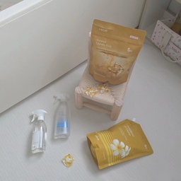 오늘은 저희 집 빨래템이랑 공기 관리템 보여드려요🤍
저는 라브아 제품들이 다 너무 좋더라구요~
1] 라브아 퍼퓸 캡슐세제 & 섬유유연제
사실 향기는 어떤걸 사도 만족스러워요! 
프랑지파니 & 가아악은 이국적인 향으로 꽃향기랑 바닐라 노트가 섞인 느낌인데, 너무 강하지 않고 은은하게 남아서 너무 좋아요~
그리고 세제는 요즘 캡슐형태가 편하더라구요 😊
2] 라브아 퍼퓸 섬유탈취제
휴대용 사이즈도 있는데 식당에서 밥먹은 후 뿌리기 좋고,
대용량은 집에서 그냥 들고다니면서 여기저기 뿌리고 있어요 ㅎㅎ
아이리스 & 피오니는 깔끔한 비누향이에요! 
섬유뿐 아니라 공간탈취 겸용이라 좋더라구요~
3] 라브아 얼룩제거제
이건 얼룩제거는 물론 향기도 남겨서 좋아요~
얼룩제거도 너무 잘 돼서 진짜 만족스러운 제품이에요! 
떡볶이 자국도 없애준다구요 🤭
4] 순수백과 피톤치드
몇달 전 새집으로 이사왔는데 새집 냄새가 너무 심하더라구요 ㅠㅠ
아이들도 저도 비염이라 잘 관리해주고 싶어서 열심히 검색해서 고른 제품이에요~
피톤치드 고를 때는 피톤치드 오일이 실제로 함유되어있는가, 이걸 잘 봐야하더라구요! 그런 점에서 순수백과 제품은 성분 굿굿👍
인위적인 피톤치드향이 아닌 은은하게 퍼져서 좋아요~
청소 다하고 마무리로 칙칙!
#FTC27기 #청소템 #빨래템 #살림추천템 #라브아 #순수백과
