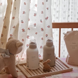 #콘수프기록집 #현명한소비 
매일 하는 빨래라서 세탁세제와 섬유유연제는
더 꼼꼼하게 고르게 되더라고요🫧
러베 세탁세제와 코튼브리즈 향 섬유유연제는
매일 사용하는 제품인 만큼 성분을 꼼꼼하게 살펴 골랐어요🌿
다 쓴 뒤에는 리필 제품으로 이어서 사용할 수 있다는 점도 
마음에 드는 부분이었답니다
처음부터 필요한 만큼 구매하고
용기는 그대로 두고 리필해서 사용하면 되니까요🙂
따듯하고 포근한 코튼브리즈향도 넘 좋아요🤍
#러베 #아기세탁세제 #유아세제 #비건세제 #천연세제 #비건세탁세제 #향기좋은섬유유연제 #아이방 #아이방커튼 #빈티지커튼 #마리엔젤 #마리엔젤커튼 #오가든 #오늘의가든 #맞팔 