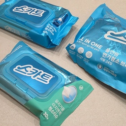 🧼 청소템 미션 2 | 화장실 청소를 간단하게
화장실은 한 번에 몰아서 청소하기보다 눈에 보일 때마다 조금씩 닦아주는 편이에요. 그래서 복잡한 도구보다 바로 꺼내 쓰고 뒤처리까지 간단한 청소템을 선호합니다.
요즘 잘 쓰고 있는 스카트 화장실 청소템 3가지예요.
✔️ 화장실 청소티슈
세면대나 변기 주변처럼 눈에 띄는 곳을 바로바로 닦기 좋아요. 특히 마음에 드는 건 사용한 티슈를 변기에 바로 버릴 수 있다는 점! 닦은 티슈를 따로 들고 나올 필요가 없어서 화장실에 두고 정말 자주 사용해요.
✔️ 유리 청소티슈
거울의 손자국이나 물자국을 닦을 때 사용하는데, 저는 한 장을 거울만 닦고 버리지는 않아요.
거울 → 수전 → 세면대 순서로 닦고 버리는 게 저만의 알뜰한 사용 팁 :) 한 장으로 욕실 여기저기를 정리할 수 있어요.
✔️ 변기 청소용 브러쉬 & 리필
변기 청소도 브러쉬를 계속 보관하고 세척하는 게 은근 신경 쓰이는데, 리필형이라 필요한 만큼 사용하기 편해요. 변기 안쪽까지 슥슥 청소하고 간단하게 마무리할 수 있어서 화장실 청소의 부담을 줄여주는 아이템이에요.
청소는 역시 자주 할 수 있을 만큼 간단해야 오래 가는 것 같아요.
한 장 꺼내 닦고, 필요한 부분만 빠르게 청소하고 끝! 요즘 저희 집 화장실을 깔끔하게 유지해주는 실사용 청소템들입니다.
#오늘의집 #오늘의집FTC26기 #FTC26기 #청소템 #청소용품 #스카트 #화장실청소 #욕실청소 #청소티슈 #유리청소 #거울청소 #변기청소 #변기브러쉬 #살림템 #살림꿀팁 #청소꿀팁
