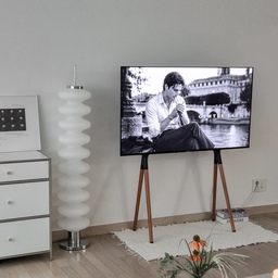 #오늘의우리집 #콘수프기록집 #콘수프기록 #콘수프
#거실인테리어 #조화인테리어 #미드센츄리 #플리 #감성플리
#꽈배기조명 #티비거치대 #화이트인테리어 #포인트인테리어
#30평대거실 #엣지월  #러그 #이너조깅 #포스터 #3단수납장 #수납장 #맞팔 #소통 #거실테이블 #스노우맨 #포루투갈러그
오늘은 신랑이 아이들 데리고 도서관에 다녀왔어요.
저는 할 일이 있어서 신랑이 아이들을 데리고 나가줬는데,
집에 혼자 있으니 자유를 즐기고 싶은 마음에ㅋㅋ
음악 들으면서 커피도 마시고, 여유 좀 부리다가 정리 조금 했더니 아이들이 왔네요? 아이들이 금방 온 건지 제가 게으름을 오래 핀 건지...🥹🥹
내일은 아무래도 밤을 새워야 할 것 같아요🥹
J가 되고 싶은 파워 대문자 P 😭
분명 저도 J 성향이 조금은 있었던 것 같은데...말이죠....🫠
