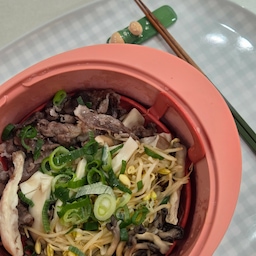 전자레인지 찜기 종결템, 락앤락 바로한끼 실리콘 찜기 🥟✨
찜 요리할 때 냄비 꺼내고 삼발이 씻는 번거로움 끝!
물 붓고 재료 올린 뒤 전자레인지에 돌리기만 하면 끝납니다.
✔️ 촉촉함의 비밀, 돔형 뚜껑 & 분리형 트레이
음식이 물에 직접 닿지 않도록 스팀 트레이가 받쳐주고,
돔형 뚜껑이 수분을 가둬줘서 만두 피는 쫄깃하게, 속은 촉촉하게 완성돼요.
✔️ 설거지 줄여주는 똑똑한 뚜껑 (2-in-1)
조리가 끝난 뒤 뚜껑을 뒤집으면 전용 접시로 변신!
사이드에 소스 담는 홈이 따로 있어서 간장 종지를 따로 꺼낼 필요가 없습니다.
냉동만두부터 닭가슴살, 우삼겹 야채찜, 양배추쌈까지 
불 없이 5~10분 컷으로 건강한 한 끼 완성해보세요.
#락앤락 #바로한끼 #실리콘찜기 #전자레인지요리 #자취요리 #다이어트식단 #간편요리 #주방꿀템 #만두찜기 #편백찜
#바로한끼 #바로한끼라이트그릴 #바로한끼실리콘찜기 #바로한끼실리콘지퍼백
#실리콘찜기 #실리콘지퍼백 #실리콘용기 #전자레인지용기 #간편조리용기
#집밥템 #자취필수템 #간편요리 #한끼준비 #밀프렙 #주방꿀템
#오늘의우리집 #콘수프기록 #콘수프기록집 