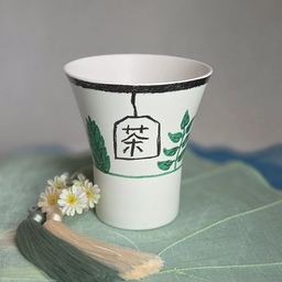 💝 소중한 인연에 감사한 하루 💝
🍵햇살의 화양연화 <마음을 다스리고 비워내는 시간>
마음이 맑아지는 고운 선물을 받았습니다.
정성을 담아 디자인한 마음이 고스란히 느껴져 더욱 
각별한 의미로 다가옵니다.
사진에 그 고운 빛깔과 마음이 온전히 담기지 않아 
아쉬울 만큼, 실물이 훨씬 더 예쁘고 품격이 느껴집니다.
은은하게 그려진 초록 잎사귀와 정갈한 글씨.
단순히 차를 마시는 도구를 넘어 하나의 정성스러운 예술 작품을 마주한 기분입니다.
이 잔에 따뜻한 차를 우려내어 마시면 마음까지 차분해지고 위로를 받을 듯합니다.
만든 분의 정성과 고마운 마음을 오래도록 기억하겠습니다.
앞으로도 아끼며 귀하게, 곱게 잘 간직하겠습니다.
참 고맙고 소중한 인연에 감사한 하루입니다~♡
#오늘의가든 #콘수프기록집 #햇살의화양연화 
#다포 #조화 #미니데이지 #전통노리개
#찻잔 