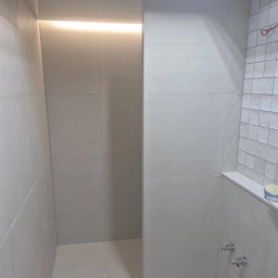 한창 완성되고 있는 저희집 욕실!
올리모델링도 아니고 부분 리모델링인데도
시작부터 관리사무소 이슈로 스트레스받았어요ㅠㅠ
미리 보양 신청하고 비용도 다 냈는데
공사 당일 까먹고 안해줘가지고
2시간이나 늦어졌다니까요ㅠㅠ 에휴
다행히 욕실 전체 작업 직접 진행해주시는 업체라 
일정이 뒤로 안밀려서 다행이었어요
타일도 하자라 와장창 깨져서
의도치 않는 철거비 추가..
하자 소송중이라 관련내용 내용증명까지 보내구..
욕실 한칸도 힘든데 다들 올리모델링 어떻게하시는거죠ㅠㅠ
공사 기간은 짧지만
옆집 윗집 아랫집 시끄러우실까봐
세정티슈랑 각티슈도 넣어서 걸어뒀어요
그래도 아직 완성전인데도 너무 이쁜 욕실덕분에
이사가 기대되네요!!
다들 리모델링 전에 꼭 관리사무소에
확인할거 여러번 체크하세용!
#리모델링하다생긴일 #욕실리모델링 #욕실인테리어
#콘수프기록 #콘수프기록집 #기록챌린지 #콘수프기록챌린지 #33평아파트 #화장실리모델링
#타워형인테리어 #양창형인테리어 