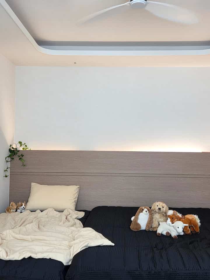 #リモデリング

リモデリングしながらお部屋に 
片側の壁面全体 
ベッドヘッドボードを作ってもらう
要請しました！

私が言ったのは、
パーサー間接照明も設置する
携帯電話を充電できるように
コンセントも設置してただ見れば
何もないように見える 
きちんと終わったらいいな
要求しましたが、通信がうまくいかなかったと思います😂

終わったのを見ましたが、コンセント
だから*_*公開されていました。
夫と見て両方とびっくりした記憶があります。
笑

急いで落ち着きますが、携帯電話で
絵で、私はコンセント部分です
中に入って携帯電話を充電する
見えないといいとまたお願いしました！

だから、
すぐに修正してくれた代表さん🤍

改造して8ヶ月目ㅎㅎ
会社がよく会ったおかげで、
きれいな家で毎日幸せに
仲良くしています🧸🌛

＃寝室のインテリア＃ベッド＃寝具のインテリア 
＃黒インテリア
＃お部屋のインテリア＃ベッドヘッドボード＃子供の家
#子供の家のインテリア