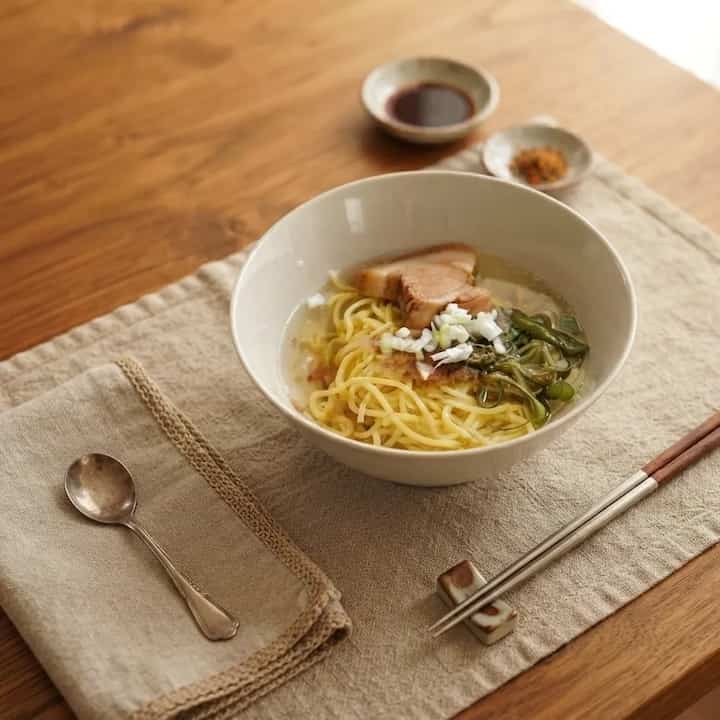 今日の料理は和風シオラメンです！ 🥢
澄んだスープの中に黄色の麺がとても食べにくいですか？
柔らかいチャッシュとネギ、昆布トッピングまで完璧に準備しました。 
一口でロックすると、きれいでコクのあるスープ 
口の中でいっぱいになります。 😋

＃シオラーメン＃ラーメングルメ＃自家製ラーメン＃綿スターグラム
＃コンスープ記録集
​​


