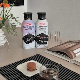 #한여름디저트 #콘수프기록집 #콘수프기록 #콘수프
#콜드브루 #콜드브루커피 #디저트 #맞팔 #소통
#개학이다 #개학
여름방학 동안 삼식이들 세끼에 간식까지 챙기느라
하루에 커피를 세 잔씩 마신 것 같아요😂
아이들 개학하고 집이 조용해지니 이제야 커피 한 잔도 천천히 마실 여유가 생겼네요.
냉장고에 넣어둔 시원한 콜드브루 한 잔에 당충전 제대로 할 수 있는 달달한 마카롱까지 곁들여 집에서 여유롭게...
멀리 나가지 않아도 좋아하는 디저트와 시원한 커피 한 잔을 마시며 보내는 조용하고 평온한 시간! 이런 소소한 시간이 좋아요🫠
