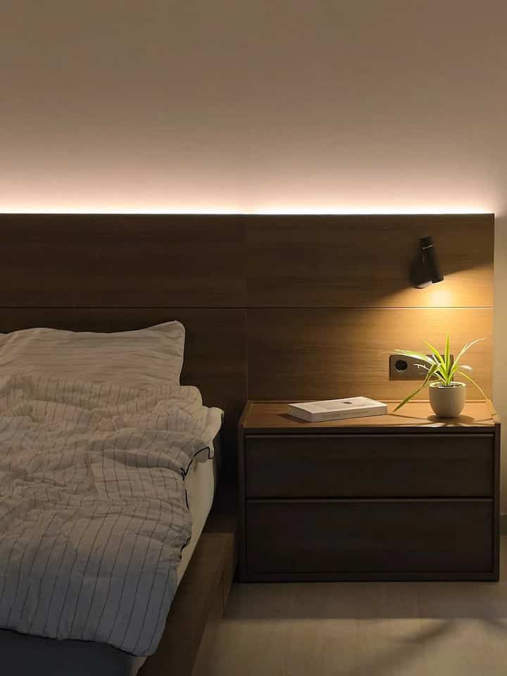 私の家で最も大切な家具2弾🤍
#ハンサムアートウォールウォールナッツ（旧ユーロ503）ベッドです🛏️

5年目使っているが飽きのこないデザインだから
今でもまだ満足して使っている家具です🙌🏻

🖤私たちの家に合わせて選ぶことができる構成
両側ヘッドボードサイズから協卓・収納状構成まで
選択できるオプションが多い
寝室の大きさと必要な収納スペースに合わせて選べます👍🏻

🖤 収納と協力を一度に
私の家は両側に協卓と収納場を一緒に配置しました。
よく使うものはすっきり入れておき、
天板は小物を載せる空間として活用していますよ📚

🖤寝室の雰囲気をつかむ広いヘッドボード
壁を長く埋めるウッドヘッドボードのおかげで
寝室がさらに整えられて見えます😊
別のインテリア小物なしで空間にポイントになってください🤍

🖤穏やかな照明で雰囲気まで
ヘッドボード間接照明と壁灯をつけると
寝室の雰囲気が一瞬で居心地よくなります🌙
30分タイマー機能があります
寝る前に電源を入れて使用するのにも楽ですよ💡


流行に大きく乗らないすっきりとしたデザインに
収納と実用性まで備えており、
長く使ってもまだ満足のいくベッドですよ🤍

＃ftc＃ftc27機＃ハンサムベッド＃ハンサムアートウォールウォールナット＃アートウォールナッツベッド＃ベッド＃ベッドフレーム＃ホテルベッド＃ホテルのベッド＃寝室のインテリア＃寝室の装飾＃インテリア＃寝室の家具＃収納ベッド＃照明ベッド＃間接照明＃内装ナッサン＃家具#賢明な消費 