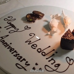 #오늘의우리집 #콘수프기록집
​❣️3주년 결혼기념일을 맞아 드디어 다녀온 뜨라또리아 샘킴! 오랫동안 팬이었던 샘킴 셰프님의 음식을 직접 맛볼 생각에 두근두근 기대하며 찾아갔어요. 아쉽게도 셰프님은 직접 뵙지 못했지만🥲, 메뉴 하나하나의 정성과 섬세한 맛 덕분에 아쉬움이 싹 녹아내렸답니다〰️
​특히 음식의 맛을 한층 더 끌어올려 주는 식기류와 글라스가 정말 취향저격이었어요. 잔 속에 동그란 구슬이 콕 박힌 자페라노 빌리아 텀블러부터 은은한 오프화이트 톤 도자기, 오라클 테두리가 매력적인 라귀올 나이프까지! 감각적인 테이블웨어 덕분에 신혼 분위기 물씬 내며 근사한 저녁을 즐겼어요. 특별한 날을 완성해 준 완벽했던 파인다이닝 기록 🤍
#신혼일상 #결혼기념일 #외식 #파인다이닝식기류 #파인다이닝 #뜨라또리아샘킴 #테이블웨어 #자페라노 #라귀올 #온더테이블 #맞팔환영 #맞팔 #소통 