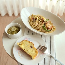 🍝 주말 점심은 남편표 파스타 🍝 
장 보러 갔다가 눈에 딱 들어온 파스타.
어쩐지 맛있어 보여 냉큼 장바구니에 담아왔어요.
오늘은 남편에게 살짝 부탁했더니
트레이더스표 알리오올리오를 뚝딱 차려주네요.
새우도 듬뿍, 버섯과 마늘도 듬뿍.
팬에 맛있게 볶은 후 후추 톡톡~
피클이 없어 짤순이로 오이지를 꾹 짜 아삭하게 
곁들였는데요.
파스타와 의외로 찰떡궁합이지 뭐예요ㅎㅎ
집에 있던 깜파뉴 한 조각까지 곁들이니
제법 근사한 한 끼가 차려졌어요.
특별한 날도 아닌데 누군가 차려준 밥은
왜 이렇게 맛있는지ㅎㅎ
남편 덕분에 편안하고 맛있는 토요일 점심 
잘 먹었습니다. ♡
♧오친님들~ 오늘 점심엔 뭘 드시나요~~^^
#오늘의가든 #파스타 #스파게티 #시에르포크
#시에르딜라잇 #모던하우스타원볼
#모던하우스 #이케아행주 #데코뷰 #차르르커튼
#서브테이블 #사이드테이블 #오이지짤순이
#나의일상 #일상로그 #요리
