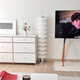 #오늘의우리집 #콘수프기록집 #콘수프 #콘수프기록
#주말오후 #거실인테리어 #이너조깅 #이너조깅포스터 
#조화인테리어 #엣지월  #포인트인테리어 #꽈배기조명 #스탠드조명 #소파테이블 #사이드테이블 #포르투갈러그 #미드센츄리 #3단수납장 #수납장 #맞팔 #소통 #따로또같이
따로 또 같이👐
한 공간에 모여 있지만 각자의 시간을 보내는 오후.
남편은 옆에서 공부하고, 아이들은 둘이서 꽁냥꽁냥 뭔가를 하고,
저는 좋아하는 지창욱 배우님 화면 틀어놓고 음악 들으며 여유를 즐기고있어요
도서관에 갈 때마다 아이들 책만 한가득 빌려오다가
오늘은 오랜만에 제가 읽어보고 싶은 책도 한 권 골라왔어요
각자 하고 싶은 걸 하면서도 같은 공간에 함께 있는 이 시간이 여유롭고 좋네요
오늘 저녁은 오랜만에 친정부모님 모시고 맛있는 것도 먹으러 가려고요🤍