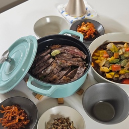 인생 처음 만들어본 우당탕 스테이크솥밥🥩🤍
이쁜 민트블루 아티포크 무쇠냄비로 스테이크솥밥
만들었는데 밥이 꼬들꼬들 윤기 좌르르 넘 맛있게
잘되서 기부니가 좋았어요🙆‍♀️
무쇠냄비사용하기전 연마제 작업할필요도 없고
조리전에 시즈닝도 안해도 되니 사용하기 진짜
편하더라구요👍
20cm 크기라 솥밥,찌개 등 다양한 요리에 사용하기
딱인데 색상도 크림화이트🤍버터엘로우💛민트블루🩵
로즈핑크🩷 4가지 색상이라 취향에 맞게 선택함되세요!
저처럼 솥밥요리가 첨이라 어떤 냄비사야할지 고민일때
모리다인 무쇠냄비 추천드려요🙏
#모리다인 #무쇠냄비 #아티포크 #무쇠냄비추천
#스테이크솥밥 #솥밥만들기 #솥밥냄비 