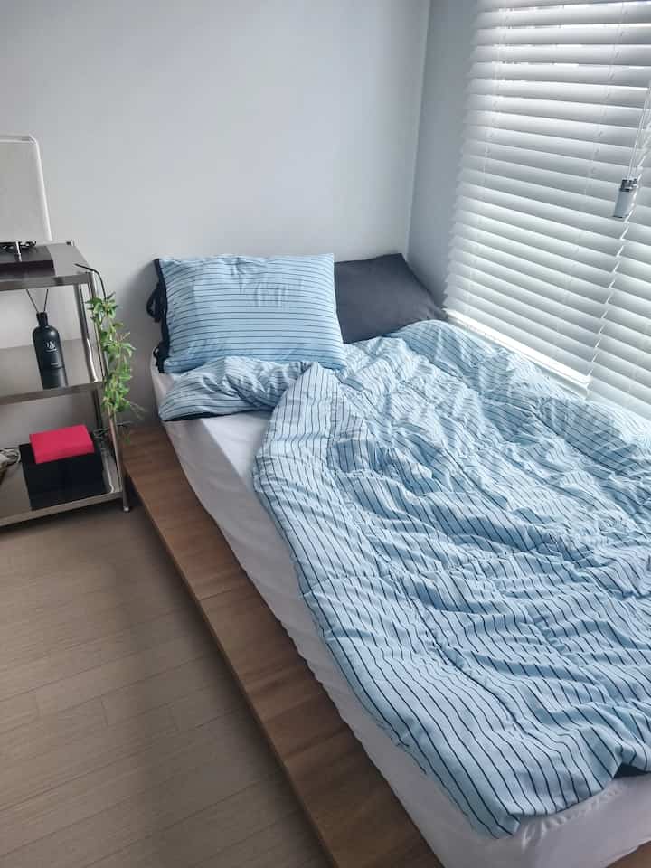 低床型ベッドフレームは初めて使ってみるのに思った以上に気に入っています！きれいで高くなくて安定感がいいです💛
＃素敵なテム最高屋＃コンスープ記録集 