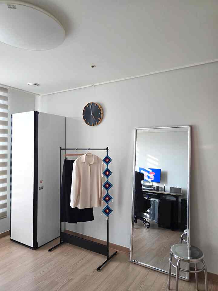 毎日着る服を少し楽に管理してくれる
私たちの家の生活の質の上昇家電、LGスタイラー🫧

毎回洗濯しにくいシャツやスラックス、アウターも
外出後スタイラーに入れて手軽に管理できる
使うほどよく聞こえたと思われる家電です。

当初は値段のせいで迷いましたが
今はなかった生活に戻りにくいほど
日常の中でよく使われる我が家必須家電✨

大好きだったけどそれだけ満足して使ってる
自慢したい家電でLGスタイラーを選んでみました🤍

＃家電フレックス＃スタイラー
＃lgスタイラー＃衣類管理
＃新婚ホーム書籍＃新婚ハウスコンピュータルーム
＃書斎インテリア＃書斎スタイリング
＃全身ミラー＃全身ミラーおすすめ
＃ミッドセンチュリーモダン＃ミッドセンチュリー
＃全身ミラーインストール＃ミラーインテリア