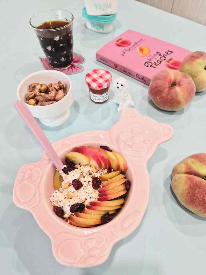 ナツメモモがおいしい季節🍑🌷

ピンクピンクのクマのボウルに
桃のチョルルスライス
グリックヨーグルトにナッツとクランベリートークトーク！

こんなにきれいに置いて 
写真まで撮るから
あまりない朝ですが
私は気分が悪くなるでしょう🩷

とにかくそのクマのボウル…別々に買いました...
すでに6ㅡ7年くらいになったと思います。
一度はとても頑張っています。
最近はしばらく忘れていました。
取り出してみると、やっぱりきれいです。
流行は行ったけど
私の目にきれいならば！

そして最近、グリックヨーグルトは
もともと好きでよく食べましたが…
春食とキティを集める
もっと頑張った人🙋🏻‍♀️ㅋㅋㅋㅋ

とにかく今日も
おいしいものを持って食べる
きれいなものを見ながら
甘くて素敵な一日を過ごしてください🍑🩷

#桃桃 #ホームカフェ #プレーティング
＃最近のグリックヨーグルト＃グリックヨーグルト＃夏の味
＃最近＃グッズ＃キティグッズ＃春食グッズ
＃マキシマリスト＃マキシマライフ＃かわいいボウル
＃かわいいプレート＃オンテーブル
＃かわいいキッチン用品＃コミュニケーション＃ 