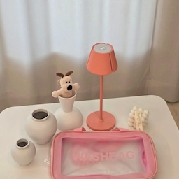 큰콩수니가 수영을 시작한지 이제 한달 되어가네요🩵
제발 빠른육퇴를...기원해봤지만
수영 한시간으로는 택도없네요🤣
수영가방도 하나 장만해줬는데
색이 너무 예쁘죠??
한쪽은 완전 막혀있고
한쪽은 그물망 망사 형식이라
젖은옷 넣을수있어 굉장히 좋더라구요!!
잃어버리지 말고 잘들고 다녀주길 바라며🙏✨️
제.발🫠
#예쁜템최고야 #콘수프기록집 #수영가방 #수영장 #거실테이블 #거실소품
