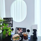 몇일 쉬었는데 엄청 오랫만인거 같아요 ㅎㅎ 
오후에 샌드위치 만들어서 커피랑 ☕️🧉🥪
그동안 많이 아파서 누워있다 일이 생겨서 바로
여기저기 일보러 다니고 이런저런 일로 바쁘게 지냈어요.
게다가 제가 나이가 있지만 새로운 걸 도전해 보고 싶어서
공부를 하려구요 😂 
오집 포인트는 바닥으로 내려갔지만 그래도 바쁘게
지내는게 더 좋겠지요 ㅎㅎ
되도록 자주 들어  오도록 노력하겠습니다 😄
그동안 찾아주셔서 너무 감사드려요 ❤️
저도 언능 찾악 갈게요 ㅎㅎ

#오늘의우리집 #콘수프기록집 #거실 #플랜테리어 #플랜테리어식물 #식집사 #식집사성장기 #브런치 #블랙인테리어 #오늘장면한컷 #매일쓰는물건 #우리집포토존 #우리집취미존 #거실 #거실꾸미기 
