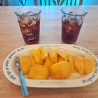 올해 복숭아가 일조량이 풍부해서 당도가 높고 맛있다고 하더라구요!🍑
마침 마트에 갔더니 복숭아가 제게 아는척을 하는것만 같아 냉큼 데려왔답니다🤣
먹어보니 넘 달큰하고 맛있는거 있죠! 아이스커피랑 같이 먹으니 달달함에 기분이는 좋아지고 더위가 싹 가시는 너낌:)

마음에 쏙 드는 레터링 유리컵에 담아 마시는 아아는 보기만 해도 청량감이 쵝오!🥛

잠봉뵈르 베이글 샌드위치는 계속 사먹다가 이젠 재료 사서 만들어 먹고 있어요 🥯
더운 여름 입맛 없을 때 역시 시원한 커피나 음료랑 함께 먹기 넘 좋아요🙂




#한여름디저트
#레터링유리컵
#아이스커피
#베이글샌드위치
#홈카페
#복숭아커피
#브런치
