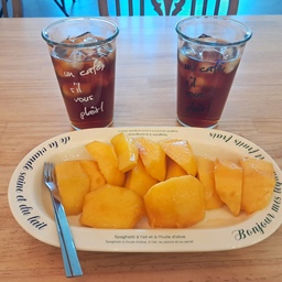 올해 복숭아가 일조량이 풍부해서 당도가 높고 맛있다고 하더라구요!🍑
마침 마트에 갔더니 복숭아가 제게 아는척을 하는것만 같아 냉큼 데려왔답니다🤣
먹어보니 넘 달큰하고 맛있는거 있죠! 아이스커피랑 같이 먹으니 달달함에 기분이는 좋아지고 더위가 싹 가시는 너낌:)
마음에 쏙 드는 레터링 유리컵에 담아 마시는 아아는 보기만 해도 청량감이 쵝오!🥛
잠봉뵈르 베이글 샌드위치는 계속 사먹다가 이젠 재료 사서 만들어 먹고 있어요 🥯
더운 여름 입맛 없을 때 역시 시원한 커피나 음료랑 함께 먹기 넘 좋아요🙂
#한여름디저트
#레터링유리컵
#아이스커피
#베이글샌드위치
#홈카페
#복숭아커피
#브런치
