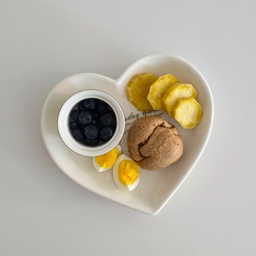 맑음이 아침☀
요즘 아침을 많이 안 먹으려고 해서
원물식(?) 준비해 주고 있어요~
🫐블루베리
🥚삶은계란 
🍞차전자피 모닝빵
🍠고구마 
고구마는 감자나 단호박으로 
과일은 블루베리, 사과, 방울토마토 추천드려요😊
#원물식 #유아식 #아침 #하트접시 #집밥 #홈쿡 #homecook
