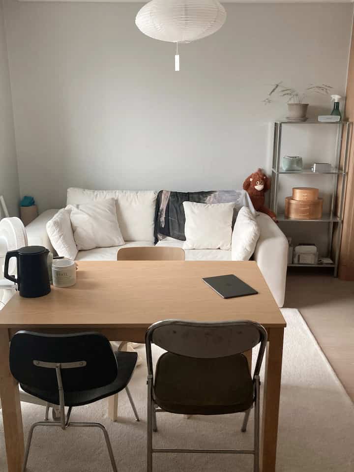 The table is finally here... ㅠ ㅠ 💛

The living room feels a little warmer now.

#StudioApartmentInterior #원룸꾸미기 #원목테이블 #우드인테리어 #거실꾸미기