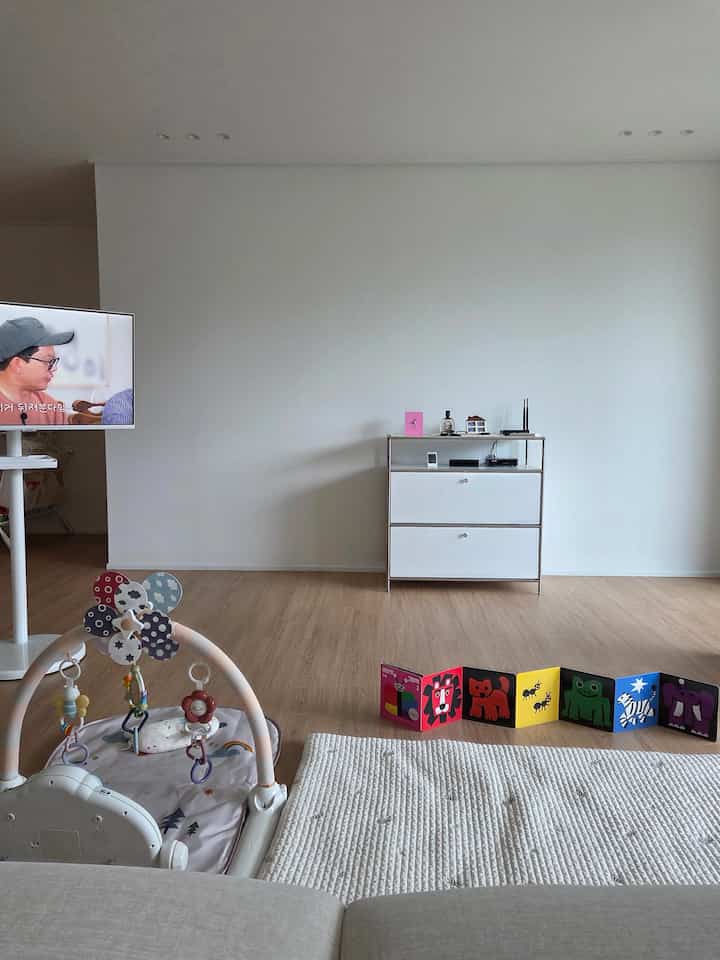 ミニマルなインテリアを追求したが、、、子育て用品侵犯^_^
それでも赤ちゃんがいるので掃除をもっと頻繁にします。
掃除する時も楽でなければならないので、できるだけ物をつけていますよ！
リビングルームもリビングルーム、ソファ、ベビーマット、ベビージムのおもちゃが終わります！

テレビも別に置かず、サムタンバイミを引きずりながら
見ています(⌒‐⌒) #육아 #거실 #거실인테리어 #거실장 #수납 #거실수납 #수납장 #거실시계